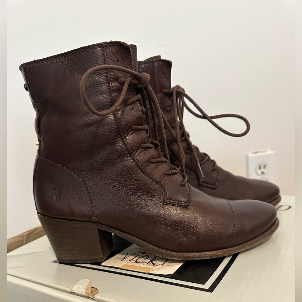 Frye Courtney Lace Up-Svl Brown Size 7.5